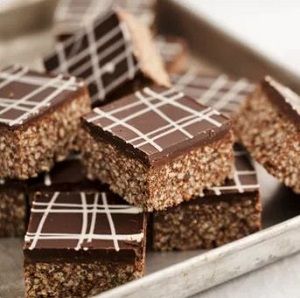 CHOCOLATE CRACKLE SLICE PRE CUT SBAKER 75g x 20 (8)