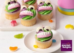 FREAKY FACE CUPCAKES PRIEST x 8 (6)
