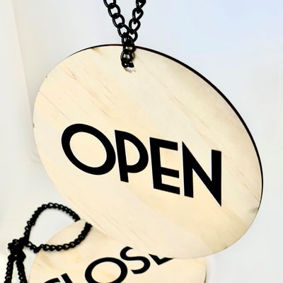 SIGN OPEN/CLOSE PLYWOOD W/BLK CHAIN