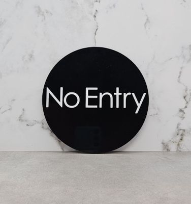 WALL SIGN NO ENTRY BLK DISC 140MM