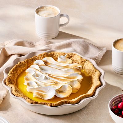 PIE DISH FLUTED S/WARE MERINGUE 23CM, LE CREUSET