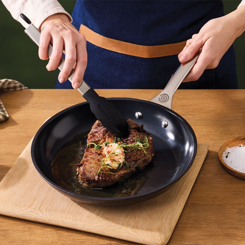 FRYPAN SHALLOW N/S CERAMIC 24CM, LE CREUSET