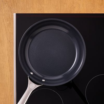 FRYPAN SHALLOW N/S CERAMIC 24CM, LE CREUSET