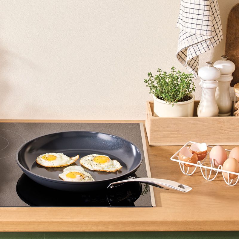 FRYPAN SHALLOW N/S CERAMIC 28CM, LE CREUSET