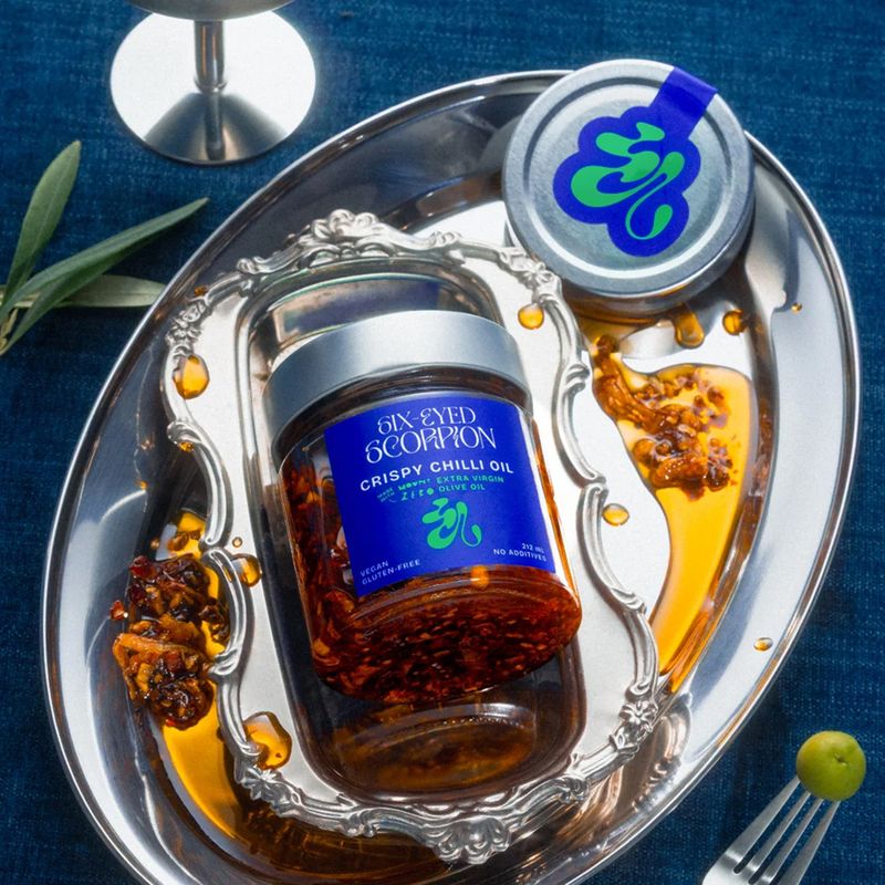 CRISPY CHILLI EXTRA VIRGIN OLIVE OIL 212ML SIX EYED SCORPION