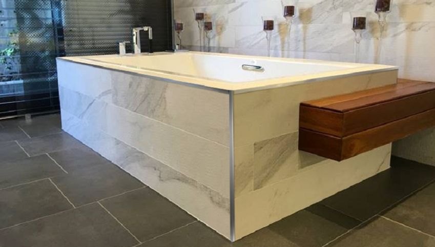 Bathroom with aluminium tile trims