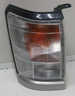 LAMP - RH IND CORNER GREY TRIM RN167 4WD