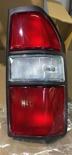 LAMP - TAIL UPPER RED/CLEAR/RED EARLY RH