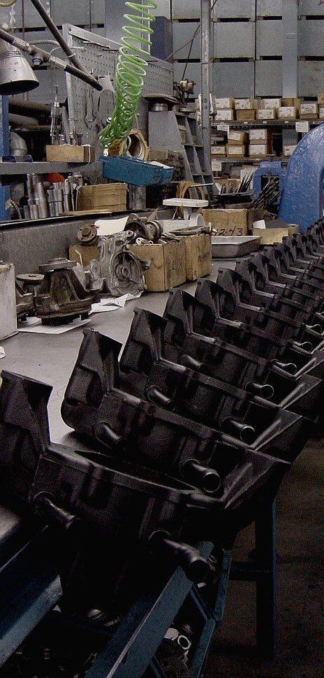Autoline workshop &mdash; engine parts and tools