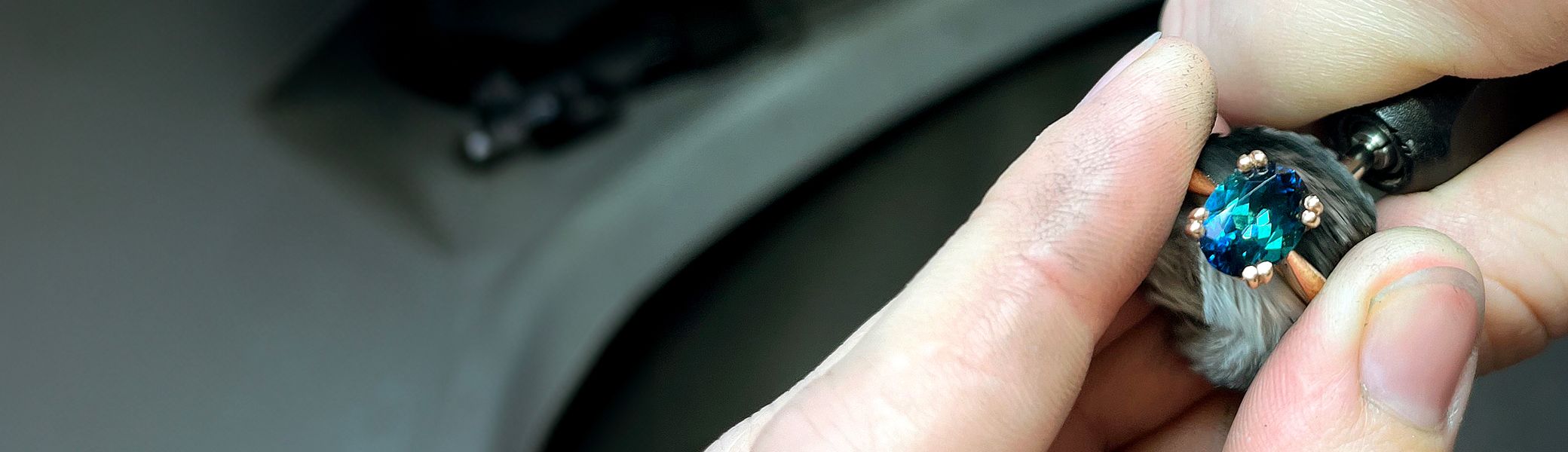 <h2>CRAFTSMANSHIP AT ITS FINEST</h2><p>Expert repairs and bespoke creations tailored just for you.</p><button>WORKSHOP</button>