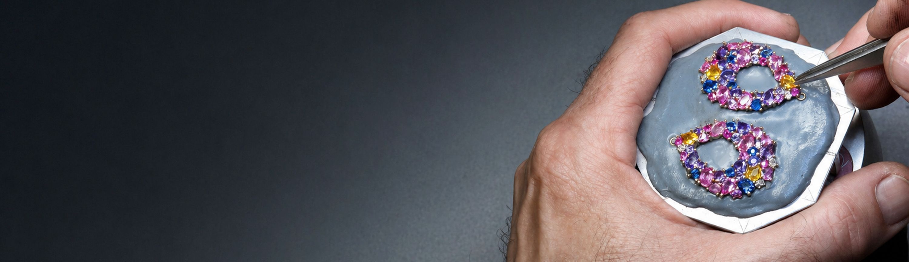 <h2>CRAFTSMANSHIP AT ITS FINEST</h2><p>Expert repairs and bespoke creations tailored just for you.</p><button>WORKSHOP</button>