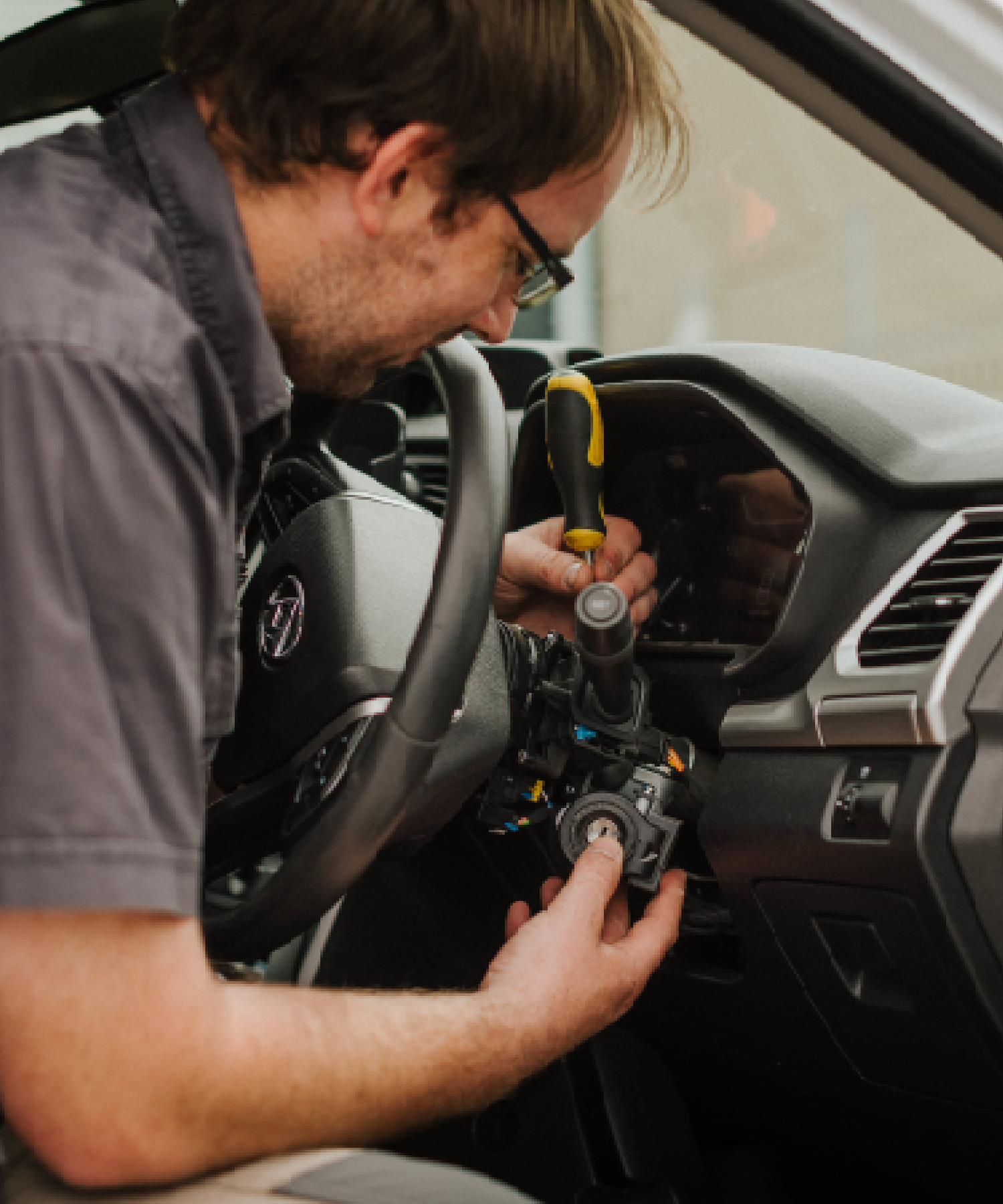 <h1>24hr Emergency Locksmiths</h1><p>Available 24 hours a day, 7 days a week. Call us for any vehicle or building lockouts.</p><button>Contact Us</button>