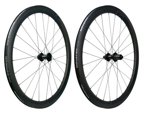 `A NEW ITEM - Wheelset CARBON 700c Novatec R4 Disc Centerlock (21mm inner width, 40mm deep rims). Tubeless Ready R: 142 x 12mm Thru. F: 100 x 12mm Thru