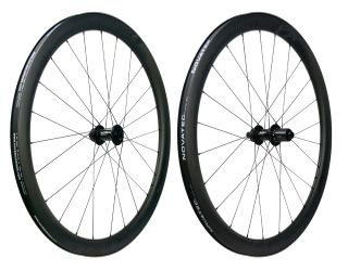 Wheelset CARBON 700c Novatec R4 Disc Centerlock (21mm inner width, 40mm deep rims). Tubeless Ready R: 142 x 12mm Thru. F: 100 x 12mm Thru max rider 110kg