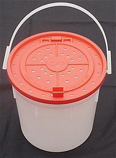 4 QT PLASTIC LIVE BAIT BUCKET