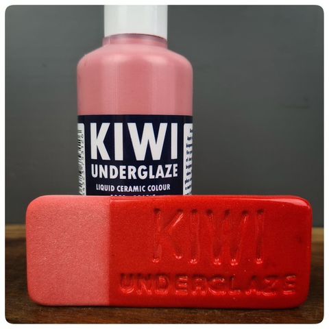 KIWI UNDERGLAZE 100ML CHRISTMAS RED