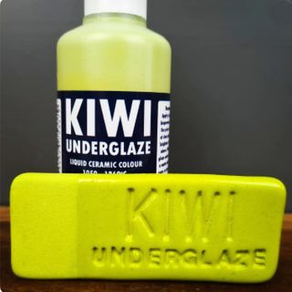 KIWI UNDERGLAZE 100ML APPLE GREEN