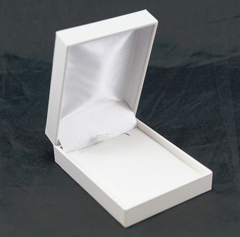 SC17-PENDANT BOX WHITE LEATHERETTE WHITE VINYL PAD