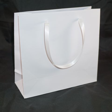 DELUXE WHITE MEDIUM CARRY BAG WHITE RIBBON HANDLES