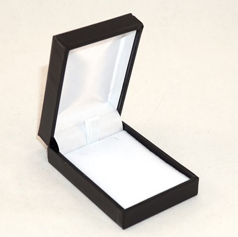 SDSP-PENDANT BOX BLK LEATHERETTE WHT VELVET PAD