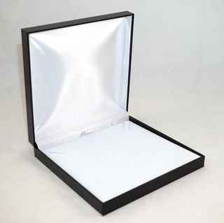SDN3-NECKLACE BOX BLK LEATHERETTE WHT VELV PAD