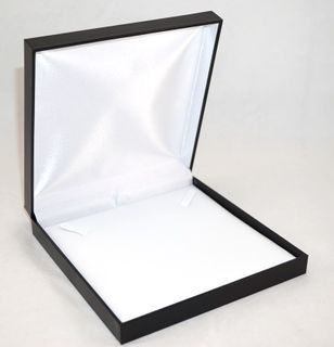 SDN3-NECKLACE BOX BLK LEATHERETTE WHT VINYL PAD