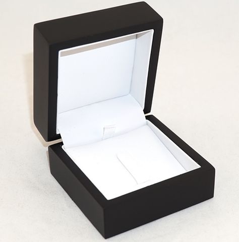 RING BOX MATT BLACK WOOD WHITE VINYL CLIP