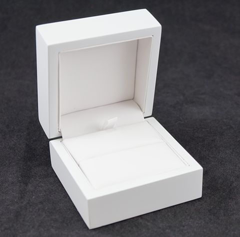 RING BOX MATT WHITE WOOD WHITE VINYL PAD