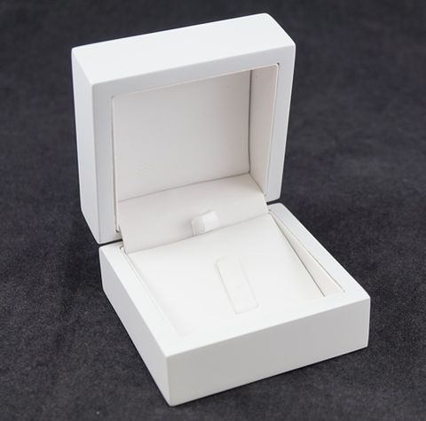 RING BOX MATT WHITE WOOD WHITE VINYL CLIP