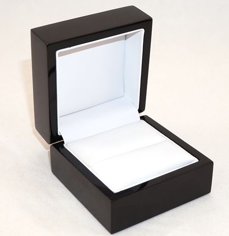 RING BOX GLOSS BLACK WOOD WHITE VINYL PAD