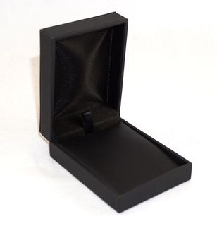 IMP-PENDANT BOX BLK IMIT LEATHER BLK VINYL PAD