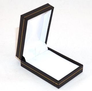 SDSP-PENDANT BOX BLK LEATHERETTE GOLD LINE WHT PAD