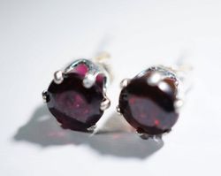 S/SILVER GARNET STUDS