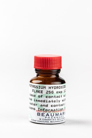 POTASSIUM HYDROXIDE FLAKES/CRYSTALS 90% 25g
