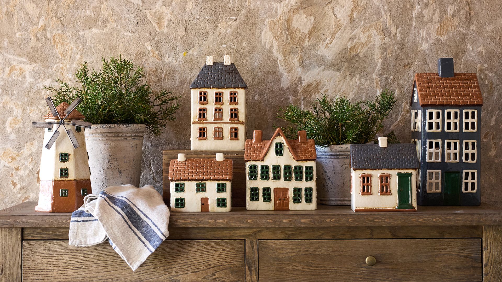 <h2>The Tea Light Village</h2><button>Discover Tea Light Houses</button>