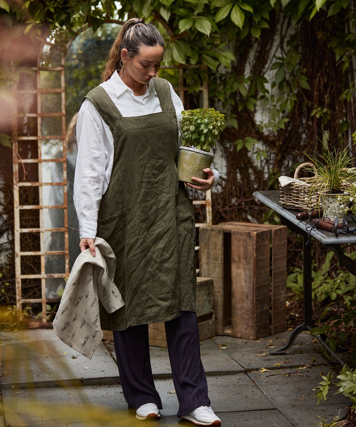 Cross Back Apron Army Green Stonewashed Linen