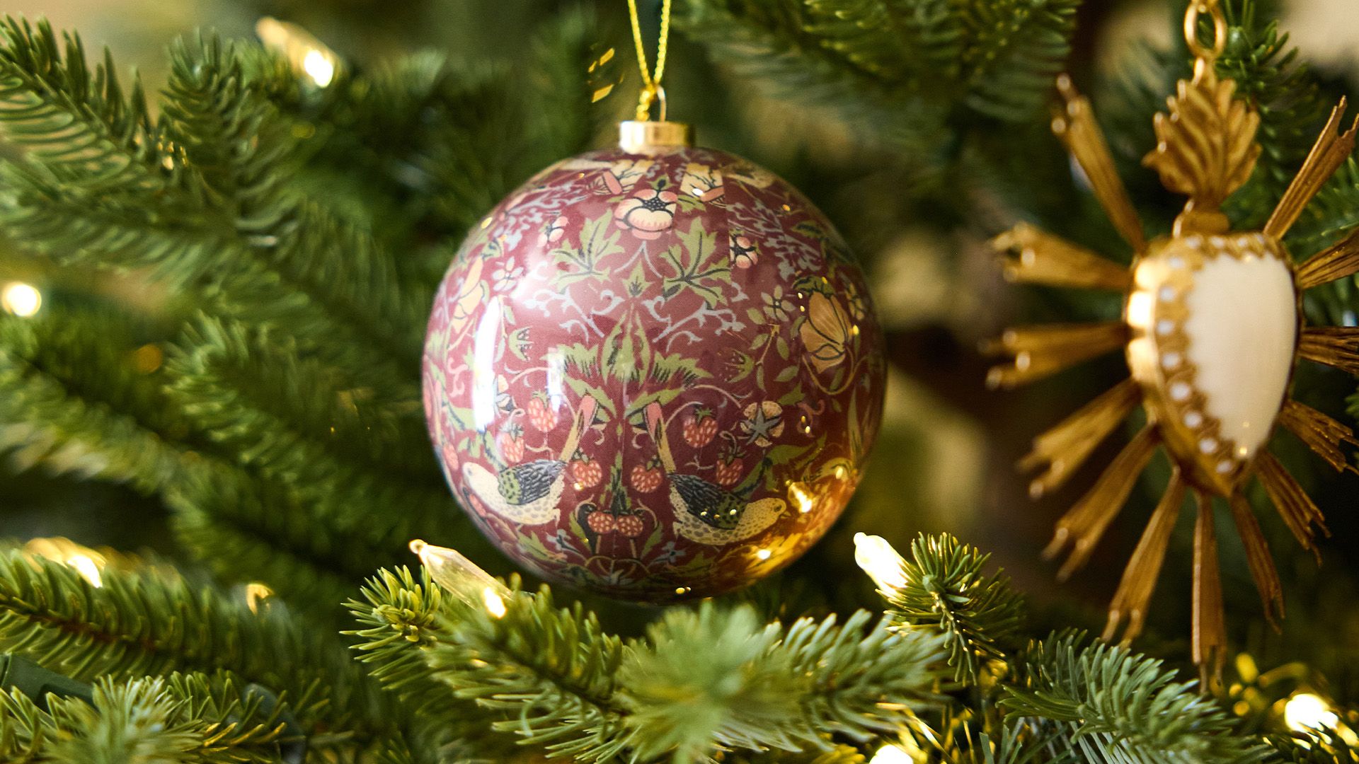 <h2>Christmas Hanging Decorations</h2><button>Shop Now</button>