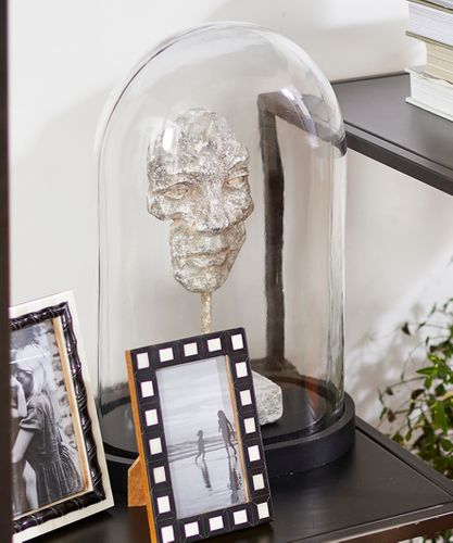 Eyes Open D&eacute;cor on Stand