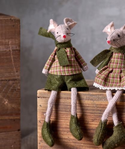 Green Billy Mouse Sitting