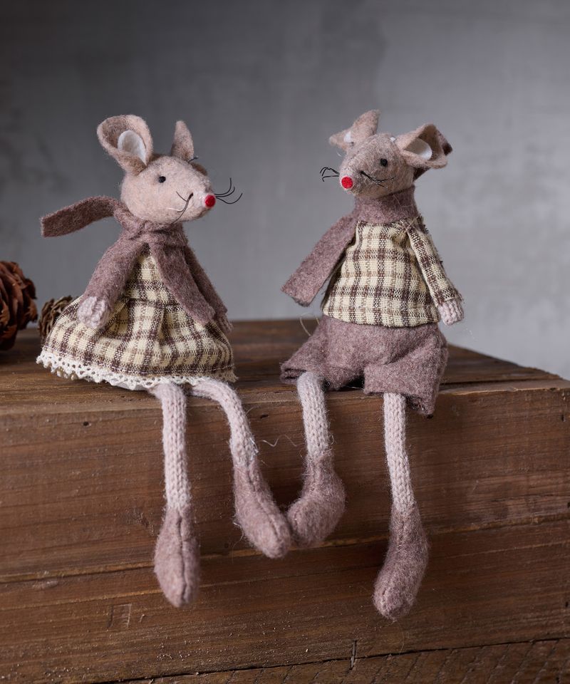 Brown Peter Mouse Sitting