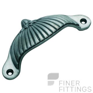 TRADCO 3584 DRAWER PULL FLUTED CI 105 X 40MM POLISHED METAL