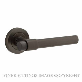 IVER 20621 HELSINKI LEVER ON ROUND ROSE SIGNATURE BRASS