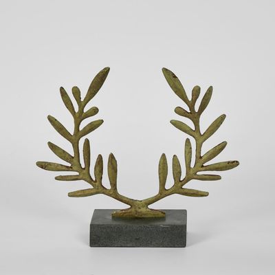 Julius Olive Wreath on Stand SML