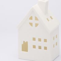 Light Up Porcelain House w. Chimney White Small