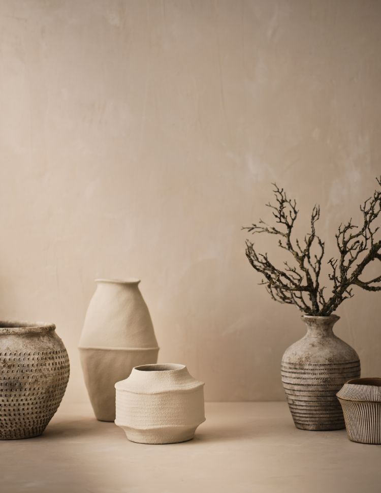 <span>SPRING SUMMER 2026</span><h2>SUNLIT STYLE</h2><a href='#' class='btn'>Explore</a>