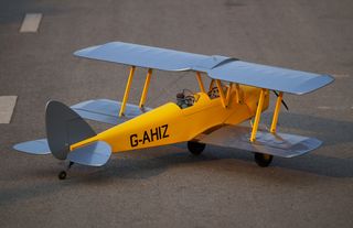 VQ Models Tiger Moth 46-82 /EP Yellow/Silver, 1400mm WS, 6Ch RC