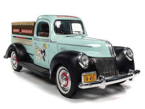 Autoworld 1:18 1940 Monopoly Ford Truckw/Resin Figure