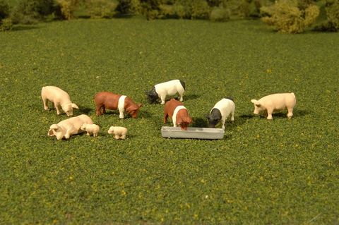 Bachmann Pigs. 9 Figures. HO Scale