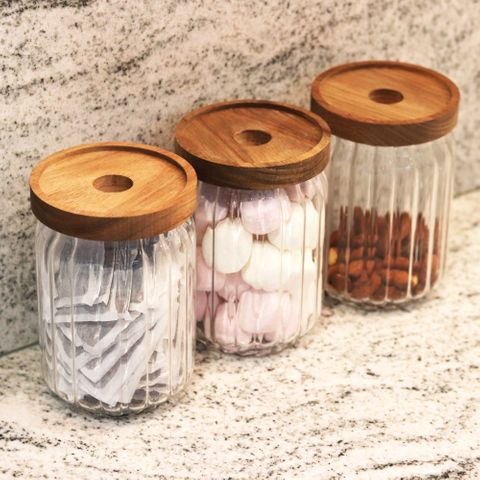 Borosilicate glass jar with acacia wood lid