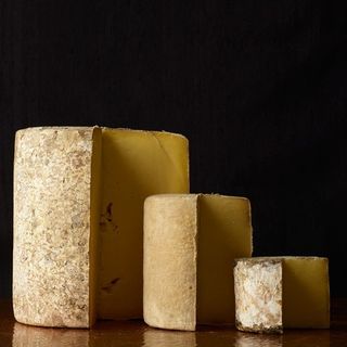 West Country Farmhouse Cheddar Cave-Aged 27kg